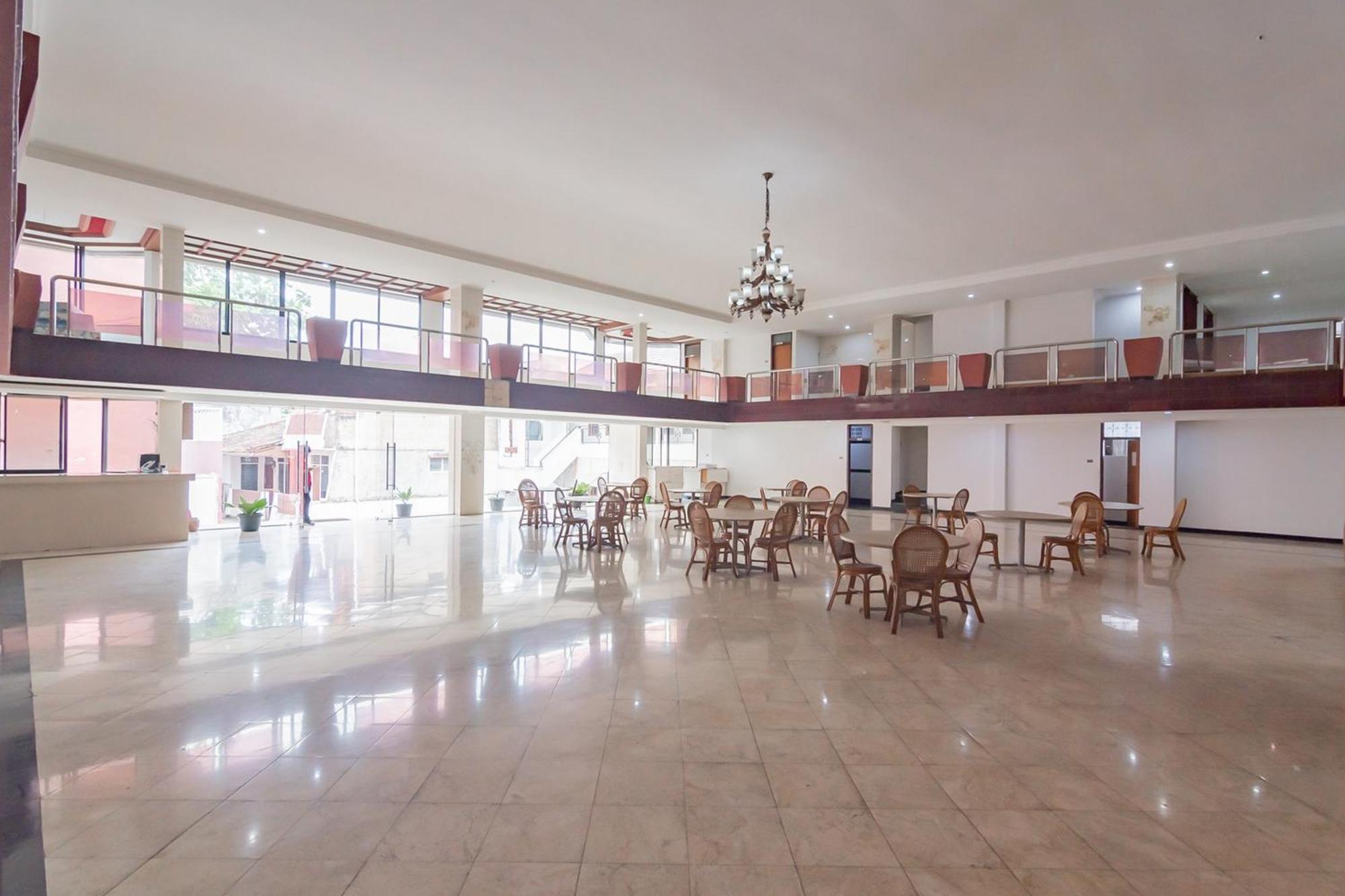 Hotel Reddoorz Near Sukabumi Station 2 Esterno foto