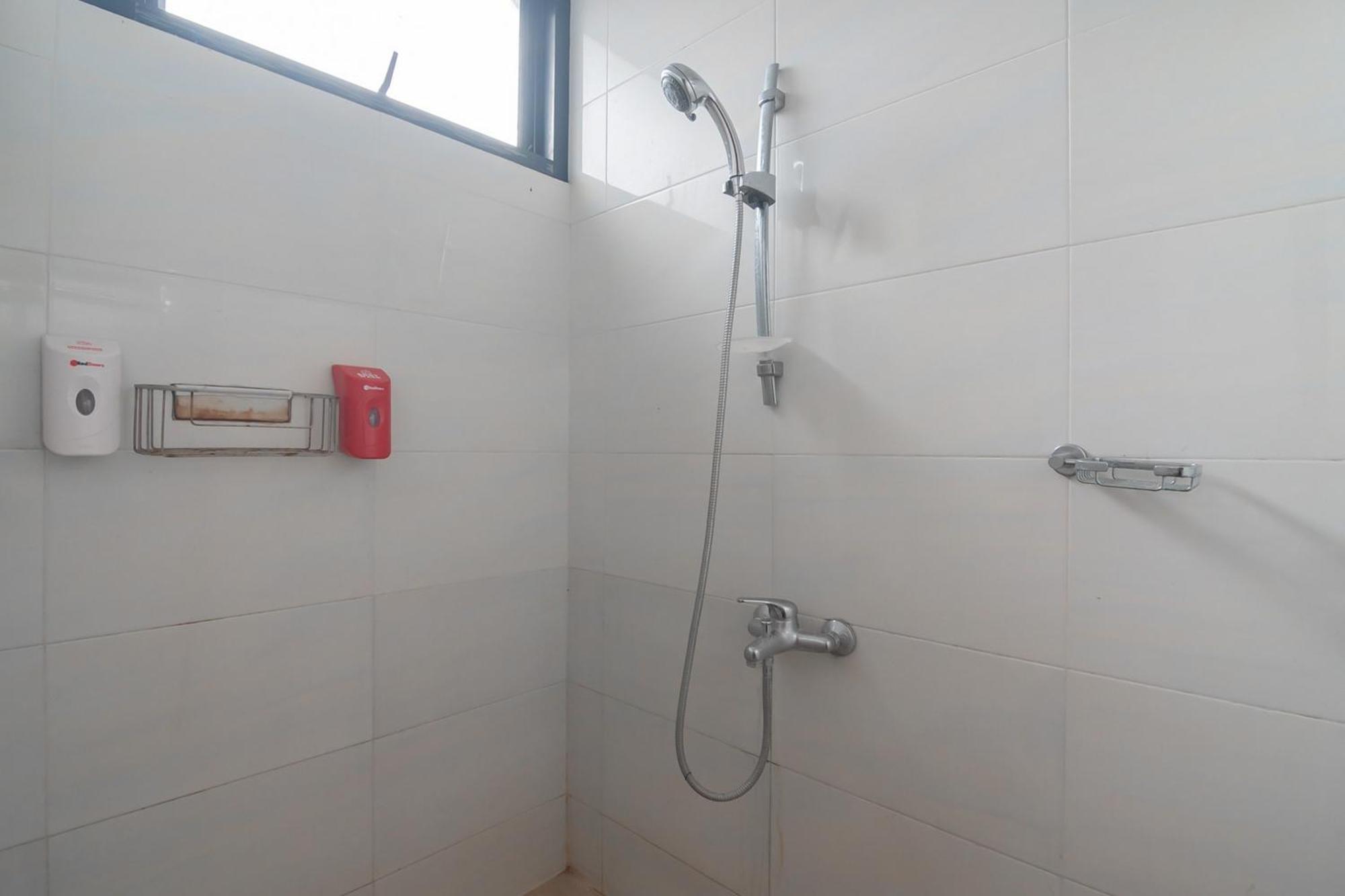 Hotel Reddoorz Near Sukabumi Station 2 Esterno foto