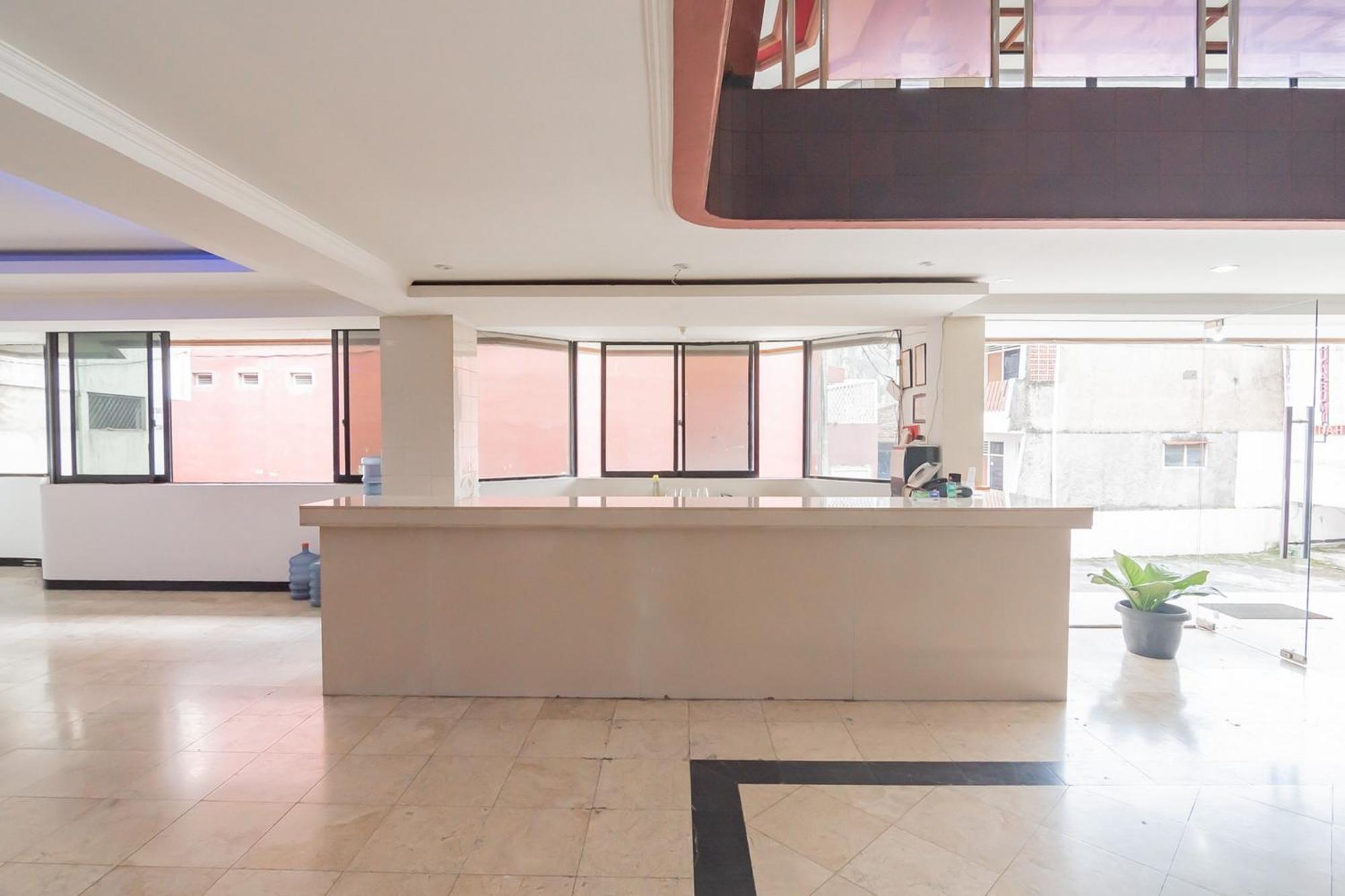 Hotel Reddoorz Near Sukabumi Station 2 Esterno foto