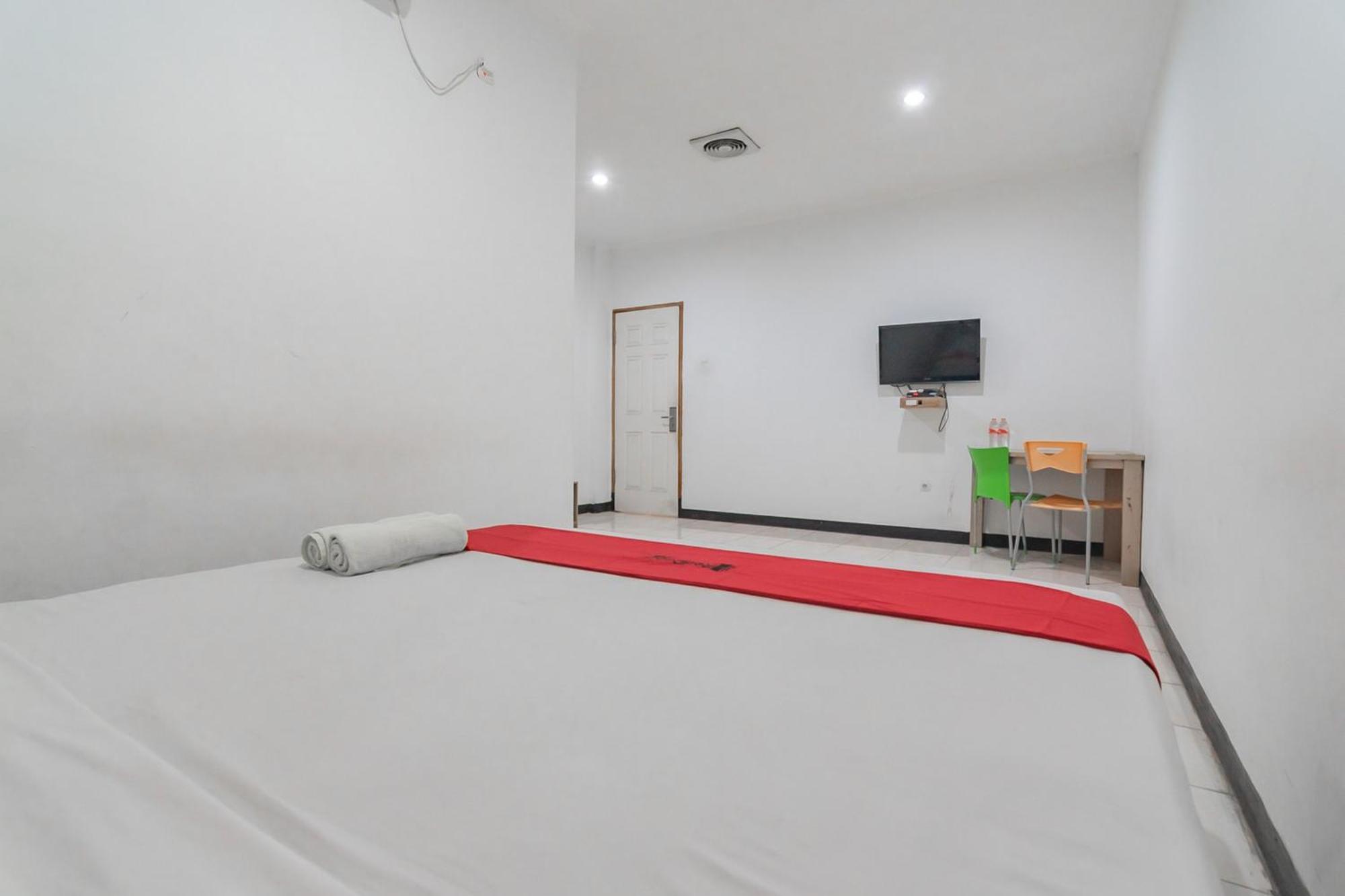 Hotel Reddoorz Near Sukabumi Station 2 Esterno foto