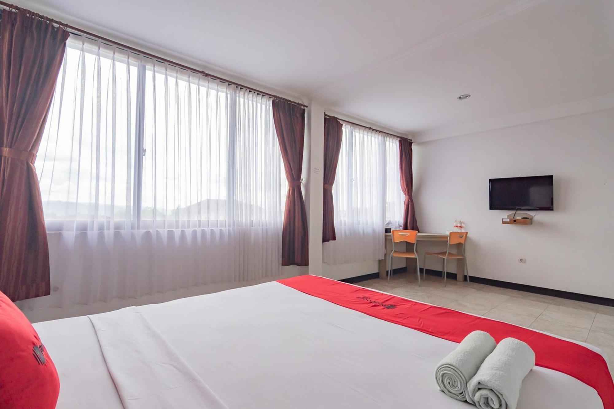 Hotel Reddoorz Near Sukabumi Station 2 Esterno foto