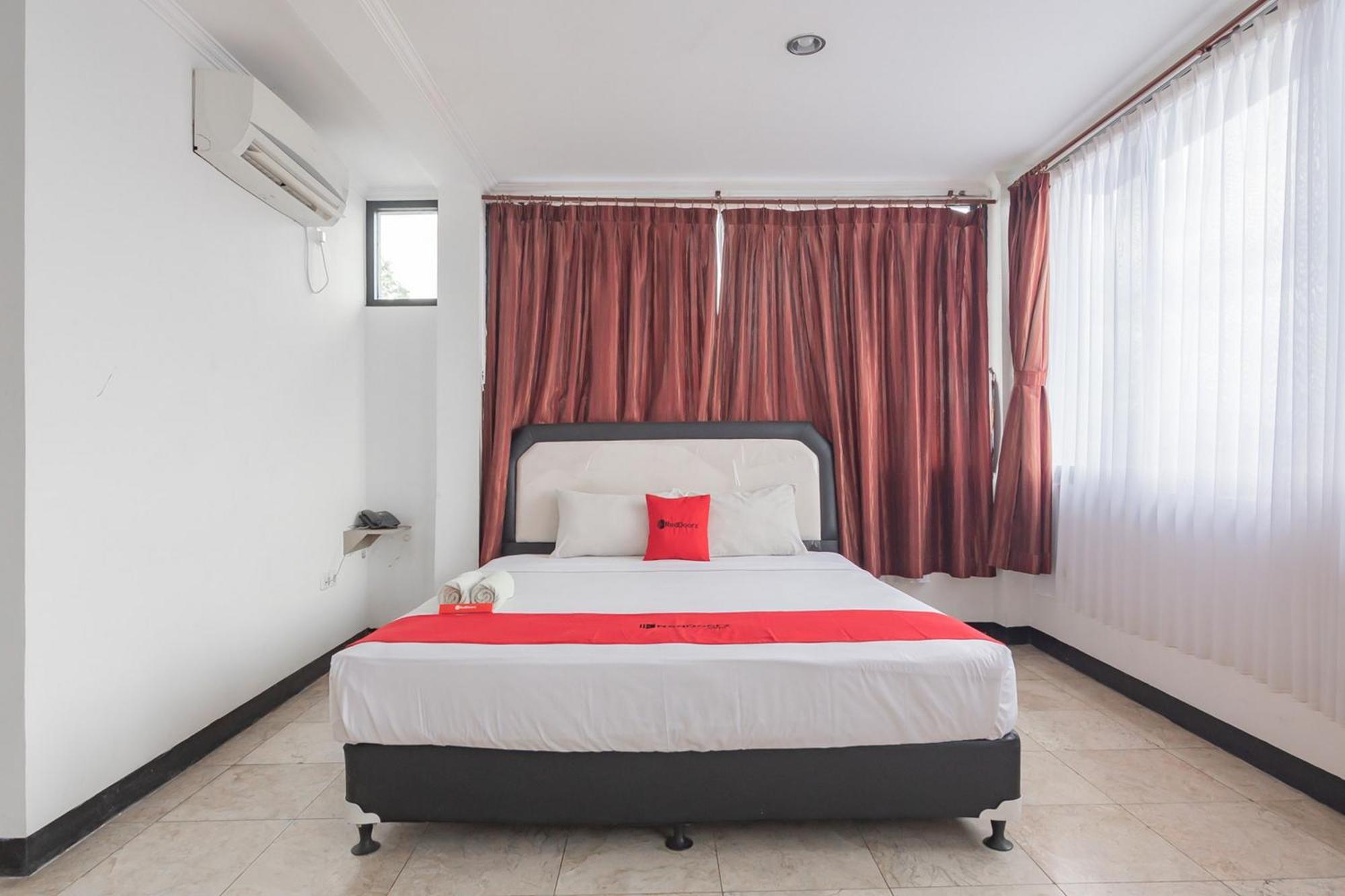 Hotel Reddoorz Near Sukabumi Station 2 Esterno foto