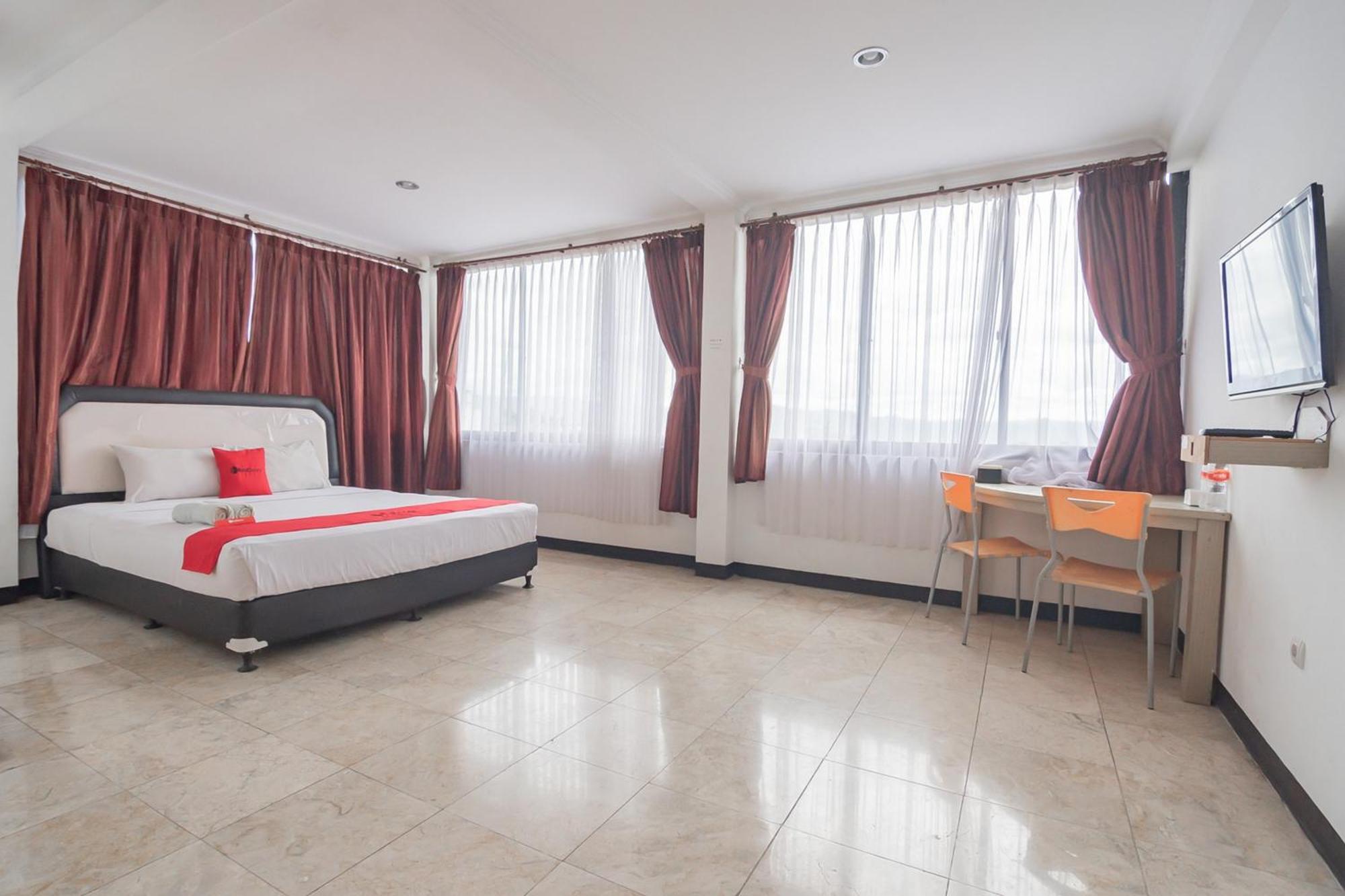 Hotel Reddoorz Near Sukabumi Station 2 Esterno foto