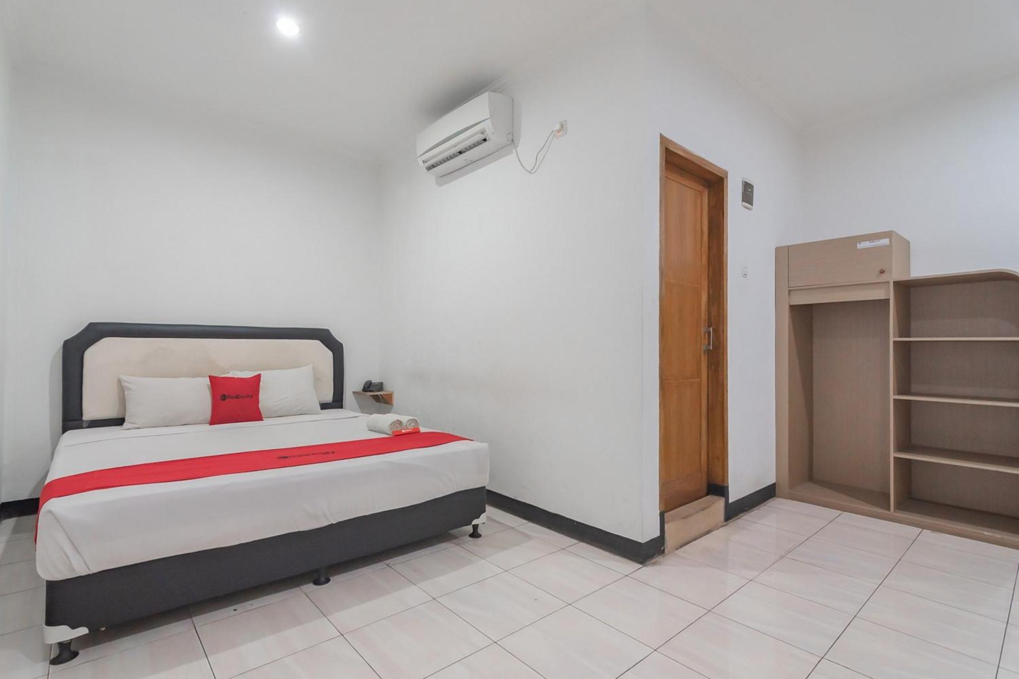 Hotel Reddoorz Near Sukabumi Station 2 Esterno foto