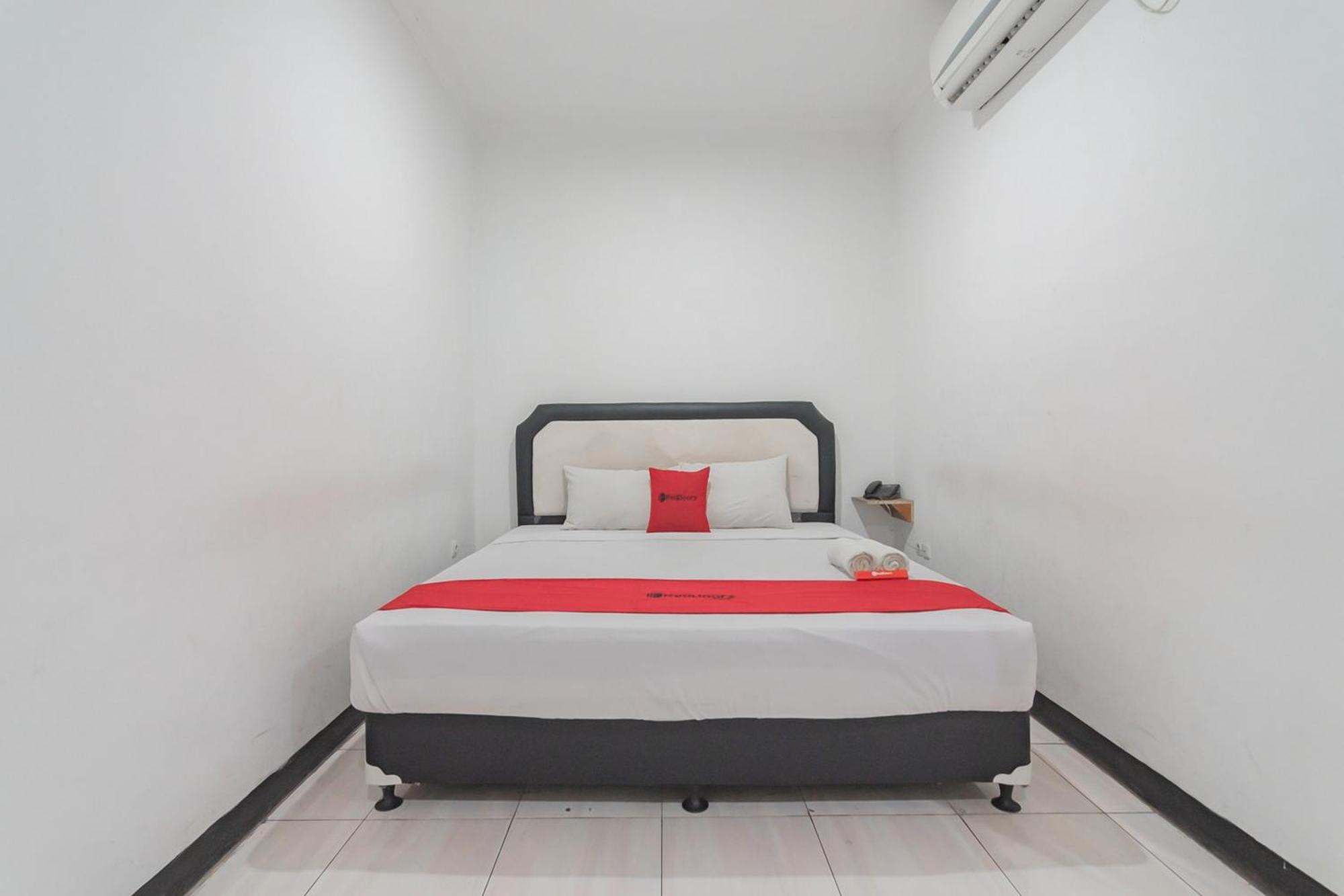 Hotel Reddoorz Near Sukabumi Station 2 Esterno foto