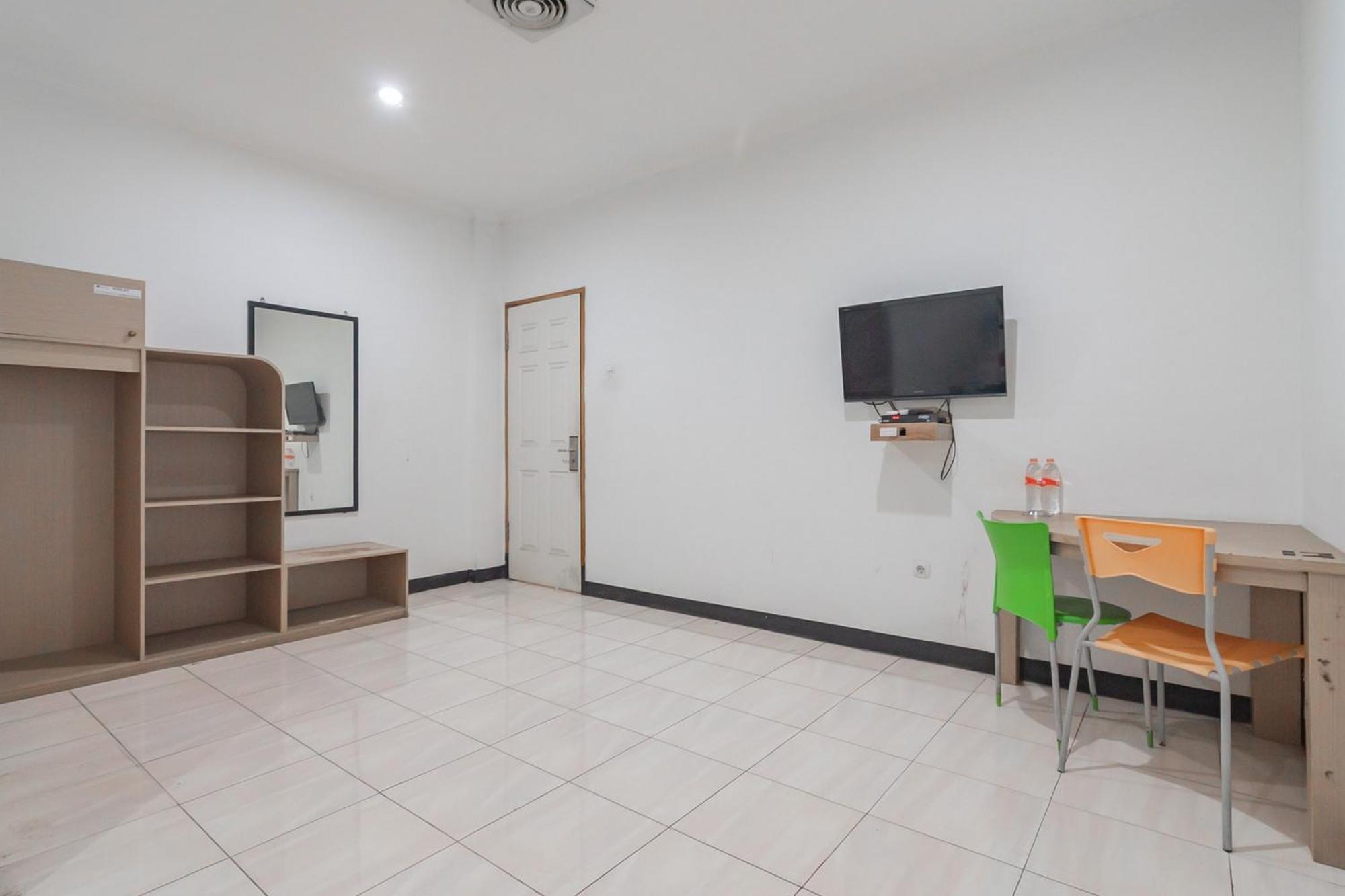 Hotel Reddoorz Near Sukabumi Station 2 Esterno foto